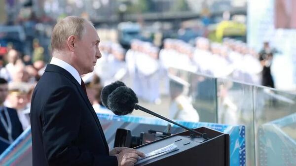 Президент Владимир Путин выступает на Главном военно-морском параде по случаю Дня ВМФ
 - Sputnik Узбекистан