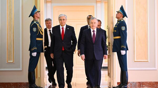 Президент Республики Узбекистан награжден высшей государственной наградой Республики Казахстан - Sputnik Узбекистан