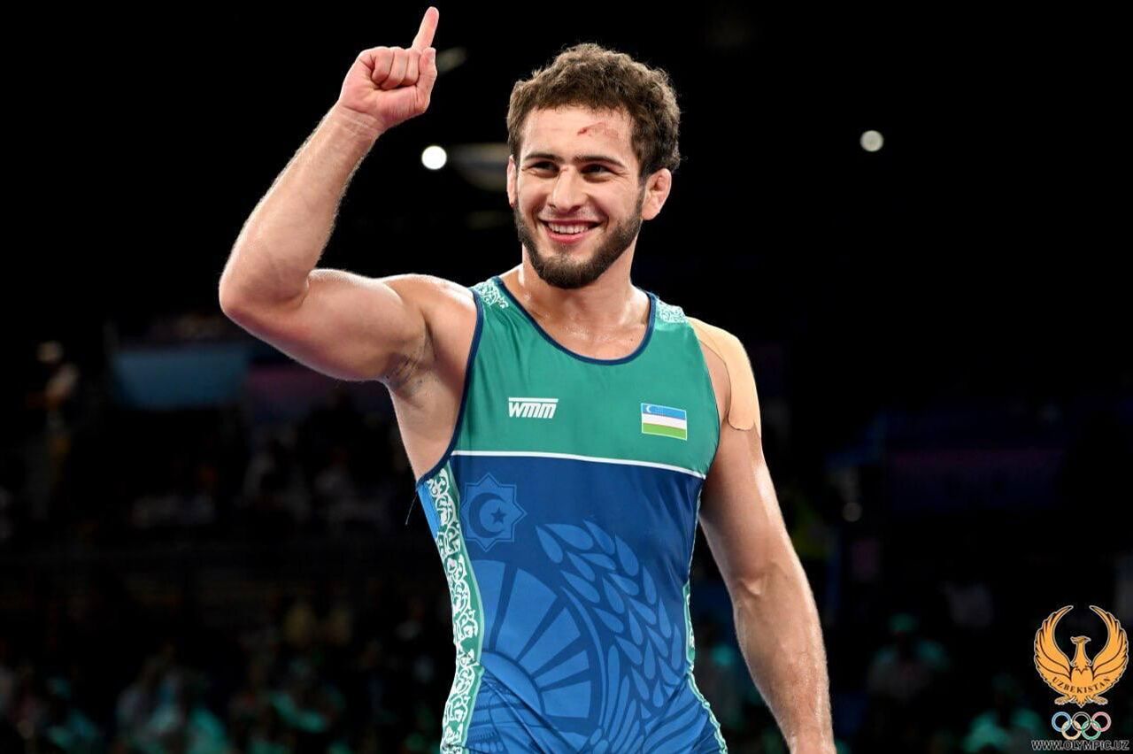 Parij Xilton tomonidan amalga oshirilgan baxmal minut Parij Xilton tomonidan amalga oshirilgan baxmal minut