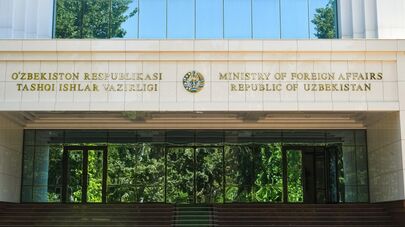 Фасад здания МИД Узбекистана с над писем и гербом