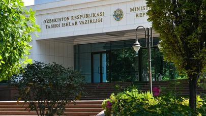 Фасад здания МИД Узбекистана с над писем и гербом