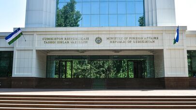 Фасад здания МИД Узбекистана с над писем, гербом и флагом
