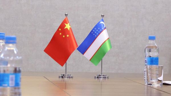 Flagi Uzbekistana i Kitaya - Sputnik O‘zbekiston