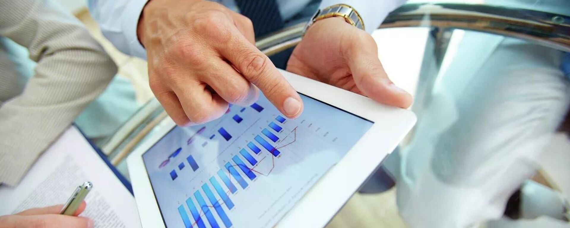 Планшетный компьютер с финансовыми данными - Sputnik Узбекистан, 1920, 15.01.2026