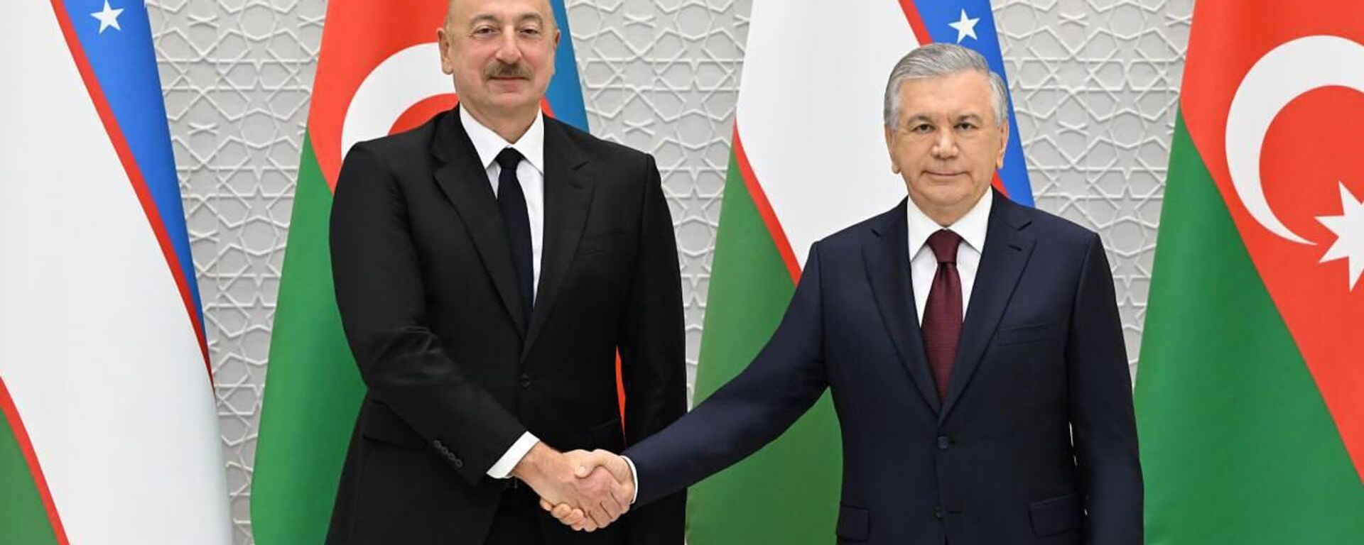 Shavkat Mirziyoyev i Ilxam Aliyev proveli vstrechu v uzkom sostave i pervoe zasedanie Visshego mejgosudarstvennogo soveta - Sputnik O‘zbekiston, 1920, 23.08.2024