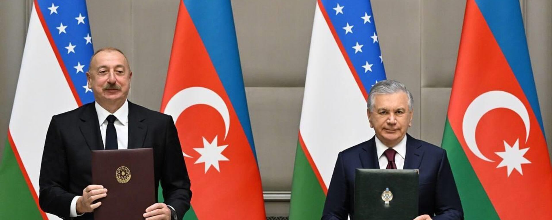 Shavkat Mirziyoyev i Ilxam Aliyev podpisali Dogovor o soyuznicheskix otnosheniyax i prinyali Reshenie pervogo zasedaniya Visshego mejgosudarstvennogo soveta - Sputnik O‘zbekiston, 1920, 23.08.2024