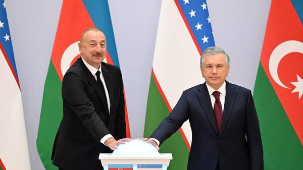 Shavkat Mirziyoyev i Ilxam Aliyev proveli sovmestnuyu vstrechu s delovimi krugami dvux stran i zapustili rad sovmestnix proyektov - Sputnik O‘zbekiston