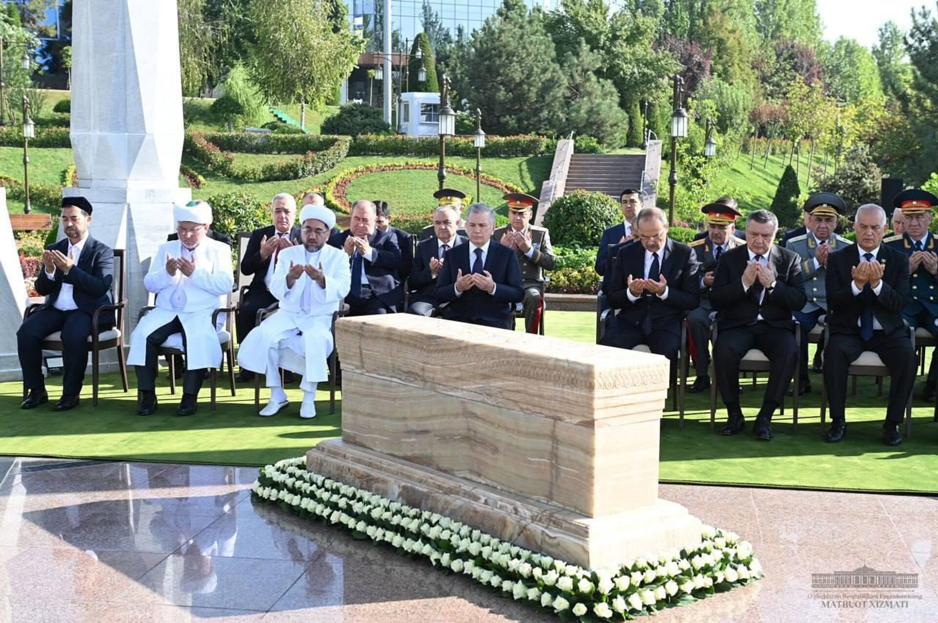 На аллее Шахидлар хотираси состоялась церемония поминовения жертв репрессий - Sputnik Узбекистан, 1920, 31.08.2024