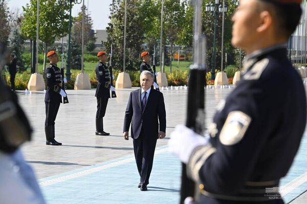 Shavkat Mirziyoyev posetil park “Yangi Uzbekiston” i vozlojil sveti k podnojiyu monumenta Nezavisimosti - Sputnik O‘zbekiston