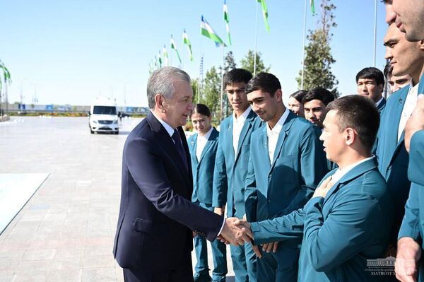 Shavkat Mirziyoyev posetil park “Yangi Uzbekiston” i vozlojil sveti k podnojiyu monumenta Nezavisimosti - Sputnik O‘zbekiston