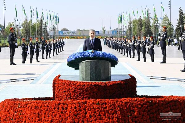 Shavkat Mirziyoyev posetil park “Yangi Uzbekiston” i vozlojil sveti k podnojiyu monumenta Nezavisimosti - Sputnik O‘zbekiston