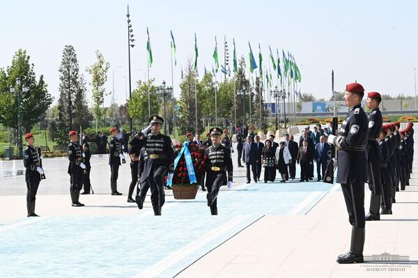 Shavkat Mirziyoyev posetil park “Yangi Uzbekiston” i vozlojil sveti k podnojiyu monumenta Nezavisimosti - Sputnik O‘zbekiston