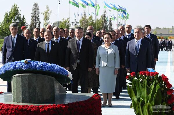 Shavkat Mirziyoyev posetil park “Yangi Uzbekiston” i vozlojil sveti k podnojiyu monumenta Nezavisimosti - Sputnik O‘zbekiston