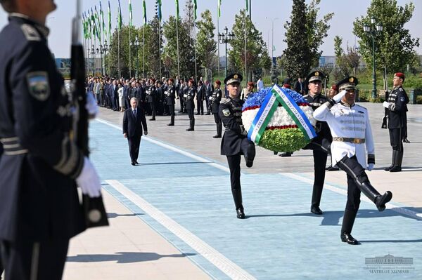 Shavkat Mirziyoyev posetil park “Yangi Uzbekiston” i vozlojil sveti k podnojiyu monumenta Nezavisimosti - Sputnik O‘zbekiston