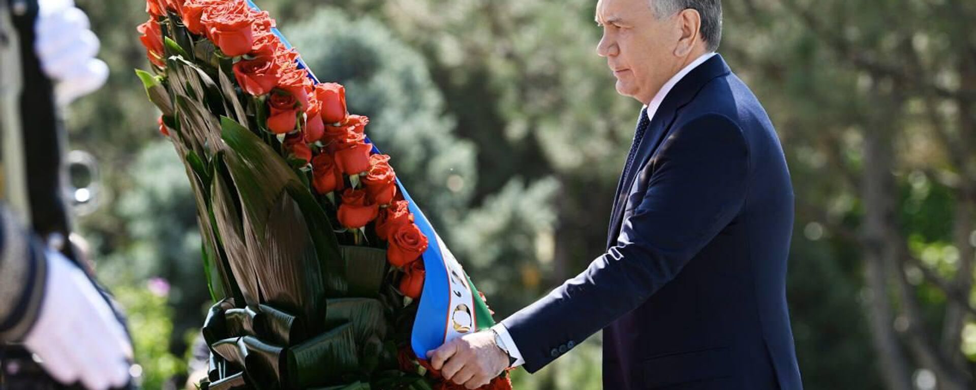 Shavkat Mirziyoyev vozlojil sveti k monumentu Karimova - Sputnik O‘zbekiston, 1920, 02.09.2024