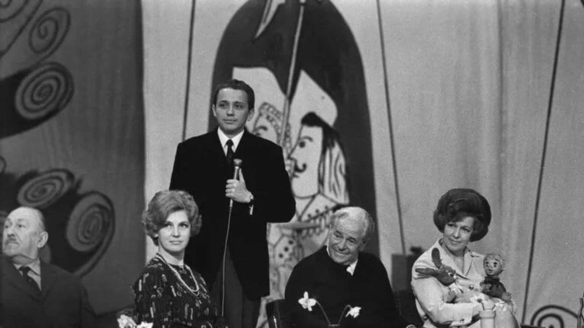 Александр Масляков попал на телевидение совершенно случайно, когда учился на четвертом курсе Московского института инженеров транспорта. - Sputnik Узбекистан, 1920, 09.09.2024