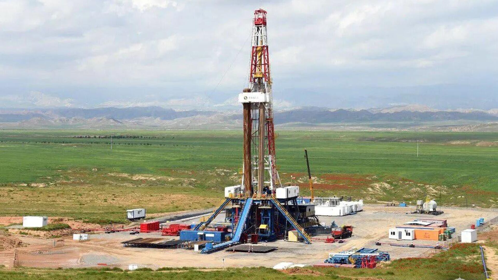 Буровая установка на месторождении 25 лет Независимости  - Sputnik Узбекистан, 1920, 02.09.2024