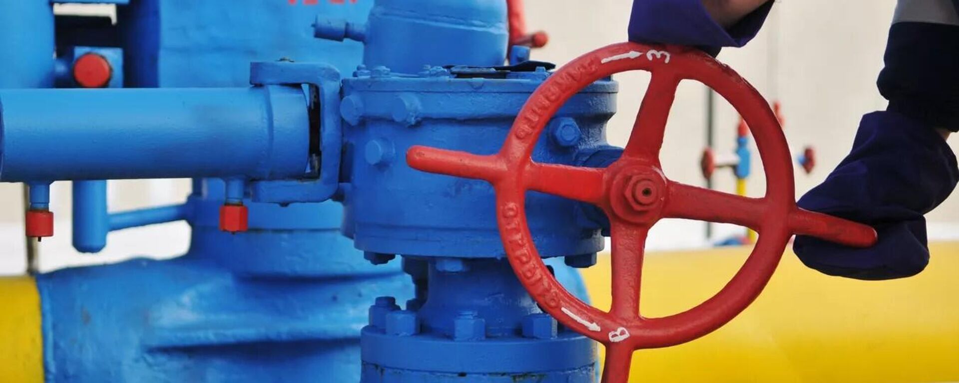 Вентиль на трубопроводе газораспределительной станции - Sputnik Узбекистан, 1920, 26.12.2025
