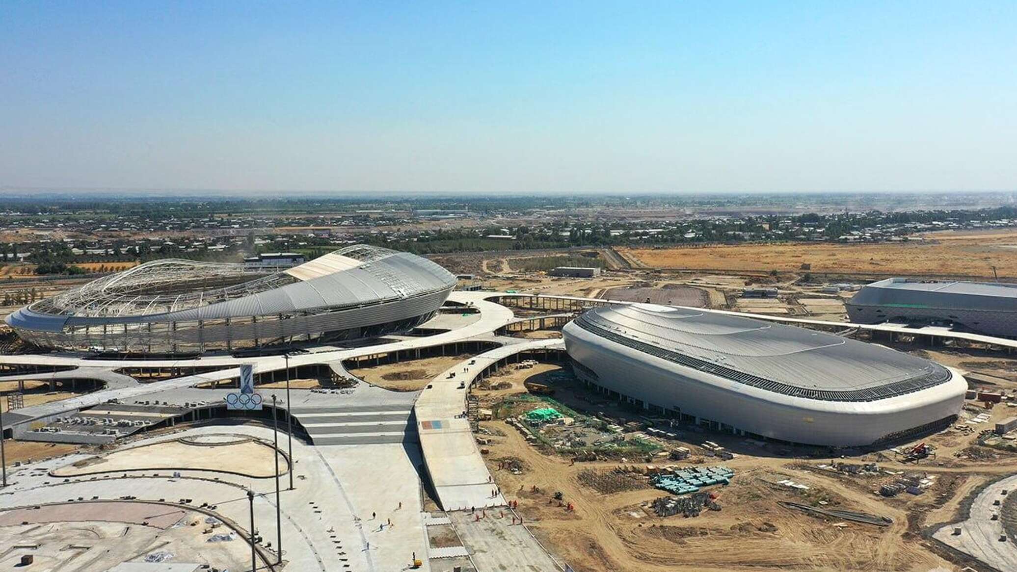 Екі адамның сорып жатқан суреті