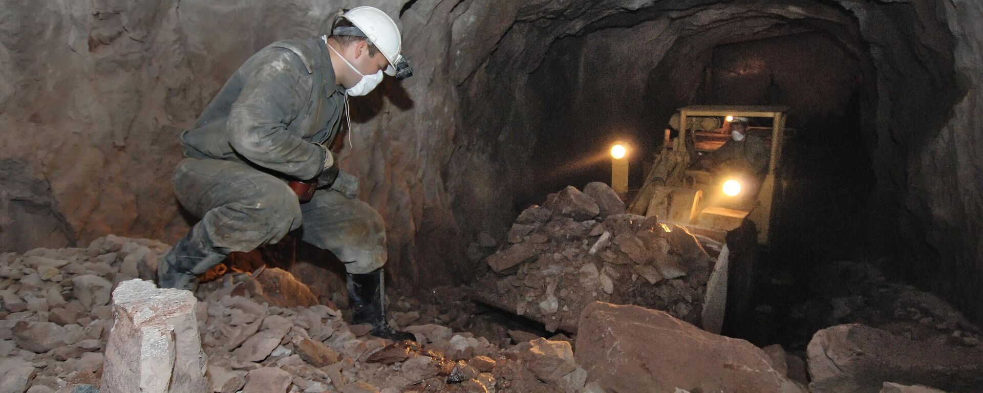 Вывоз уранового грунта погрузочно-доставочной машиной ПД-2Э на руднике Глубокий - Sputnik Ўзбекистон, 1920, 05.03.2026