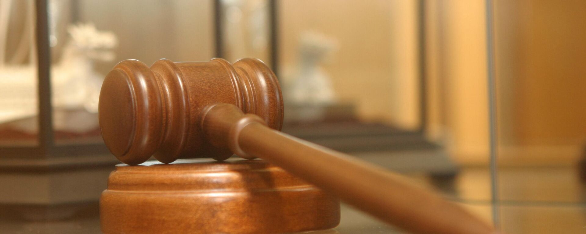 Molotok sudi  - Sputnik O‘zbekiston, 1920, 19.12.2025