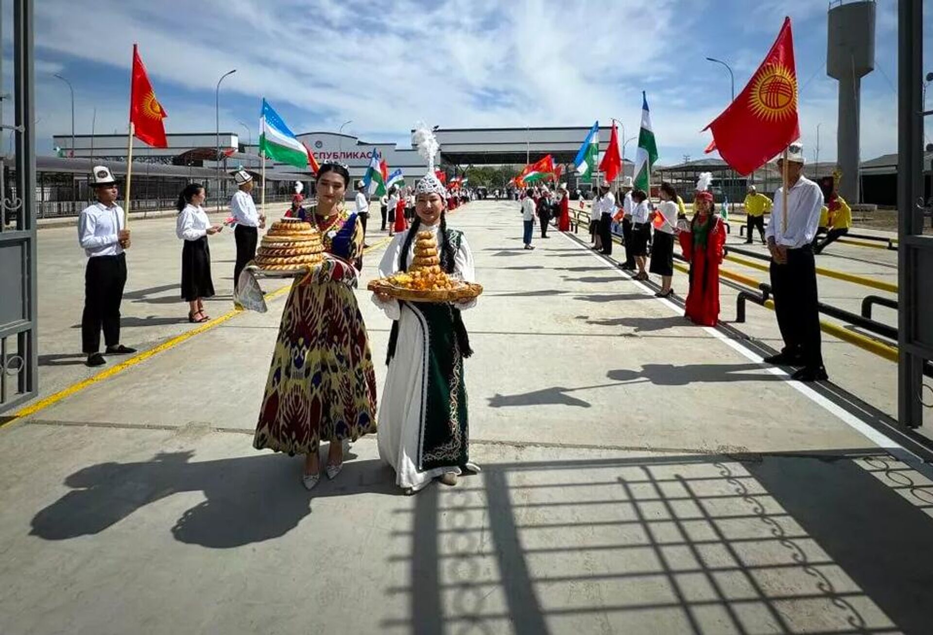 Na uzbeksko-kirgizskoy granitse spustya 15 let otkrilsya KPP Karasu  - Sputnik O‘zbekiston, 1920, 12.09.2024