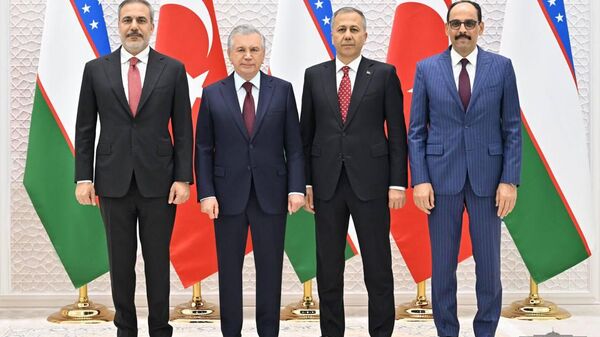 Prezident Respubliki Uzbekistan Shavkat Mirziyoyev prinyal delegatsiyu Tureskoy Respubliki v sostave ministra inostrannix del Xakana Fidana, ministra vnutrennix del Ali Yerlikaya i direktora Natsionalnoy razvedivatelnoy slujbi etoy strani Ibraxima Kalina. - Sputnik O‘zbekiston