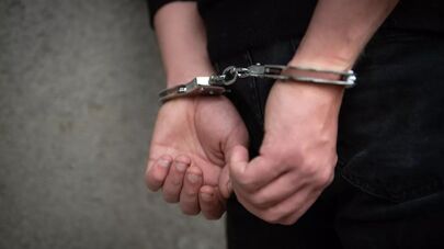 Арестованный в наручниках