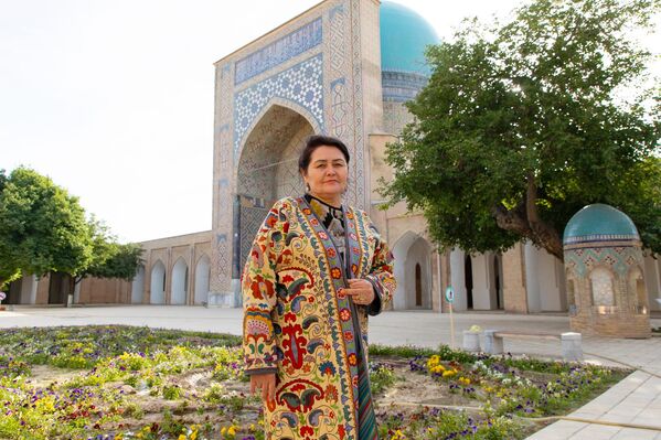 Gulnora Choriyeva Shahrisabzdagi Ko‘k-Gumbaz masjidi fonida - Sputnik O‘zbekiston