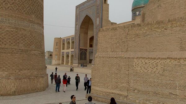 Туристы у архитектурного ансамбля Пои-Калян - Sputnik Узбекистан