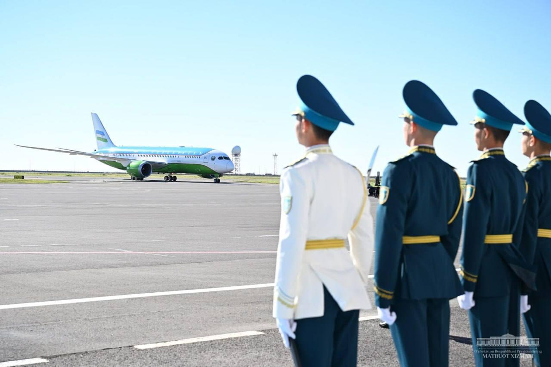 Президент Республики Узбекистан Шавкат Мирзиёев прибыл с рабочим визитом в Казахстан. - Sputnik Узбекистан, 1920, 17.09.2024