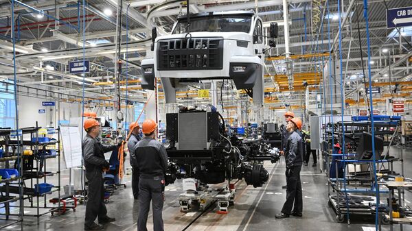 Рабочие в сборочном цеху грузовых машин - Sputnik Узбекистан