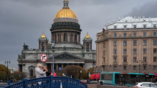 Синий мост, Исаакиевский собор (слева на втором плане) и гостиница Астория в Санкт-Петербурге.  - Sputnik Узбекистан