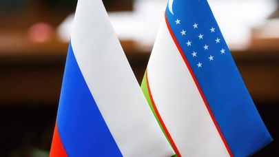 Флаги России и Узбекистана 