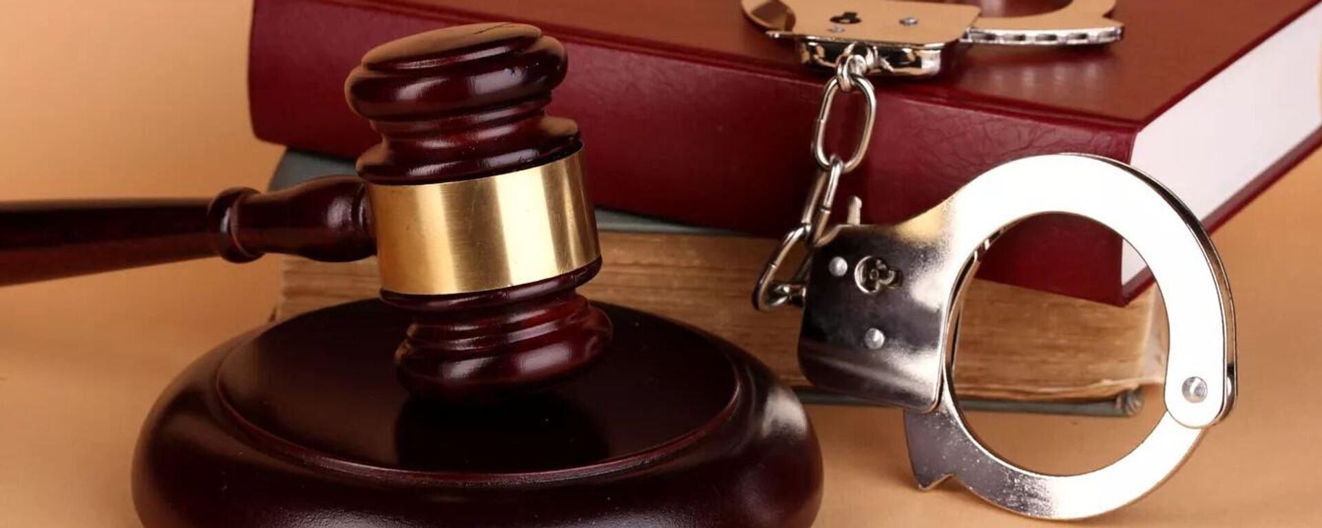 Наручники и молоток судьи, архивное фото - Sputnik Ўзбекистон, 1920, 12.02.2026
