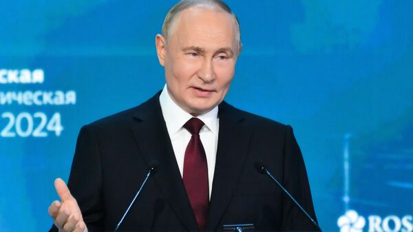 Президент Владимир Путин принял участие в VII международном форуме Российская энергетическая неделя - Sputnik Узбекистан