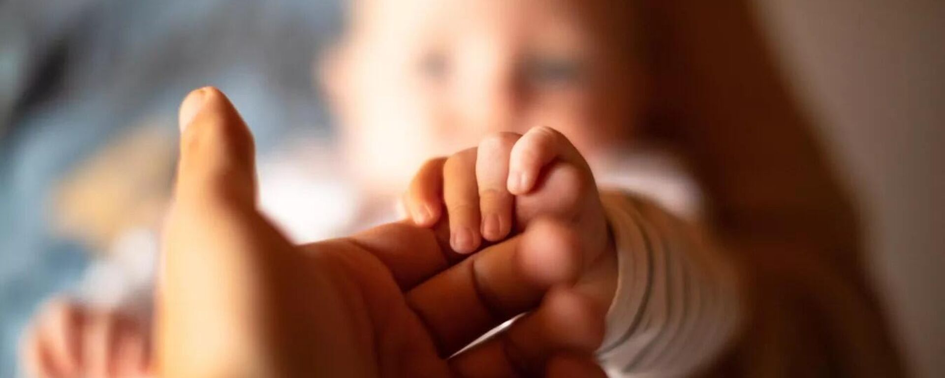 Новорожденный ребенок. Архивное фото - Sputnik Узбекистан, 1920, 27.11.2025