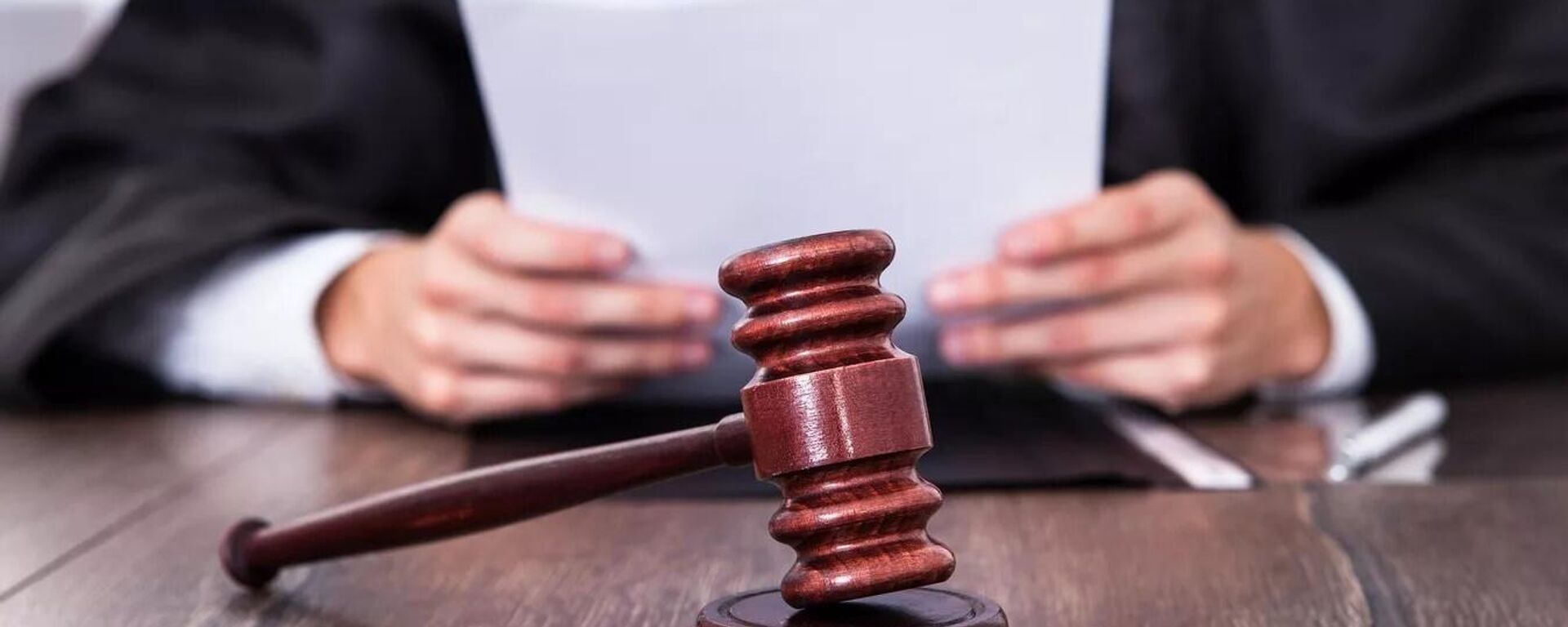 Судья читает документы.  - Sputnik Узбекистан, 1920, 12.03.2026