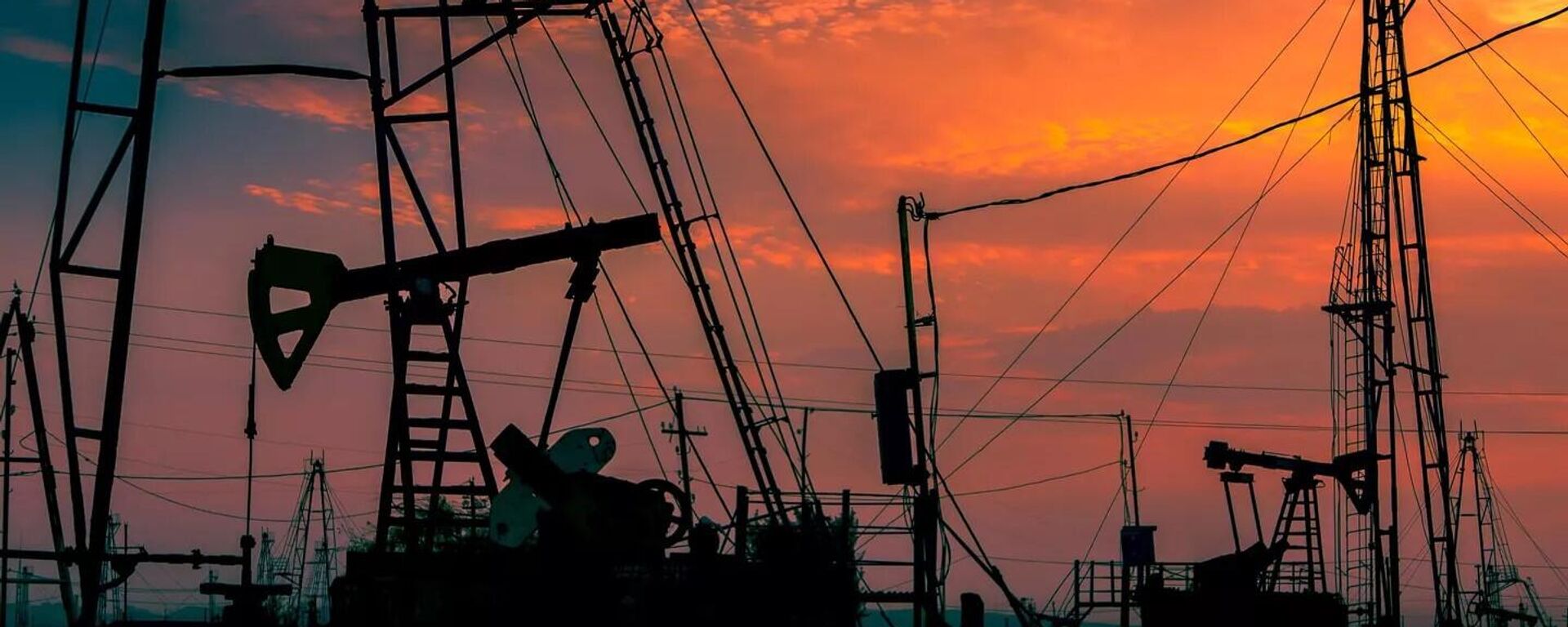 Добыча нефти  - Sputnik Ўзбекистон, 1920, 06.10.2025