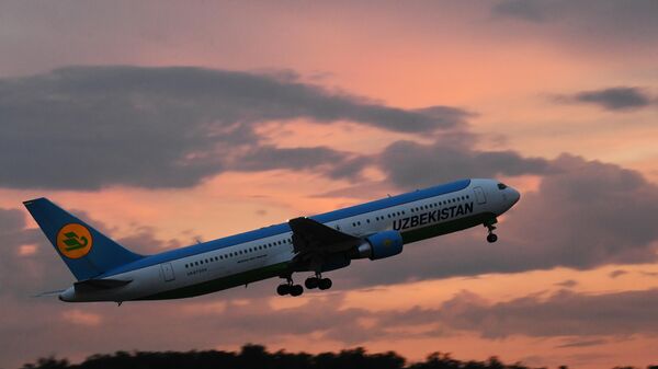 Самолет Boeing 767-330(ER) авиакомпании Uzbekistan Airways заходит на посадку  - Sputnik Ўзбекистон