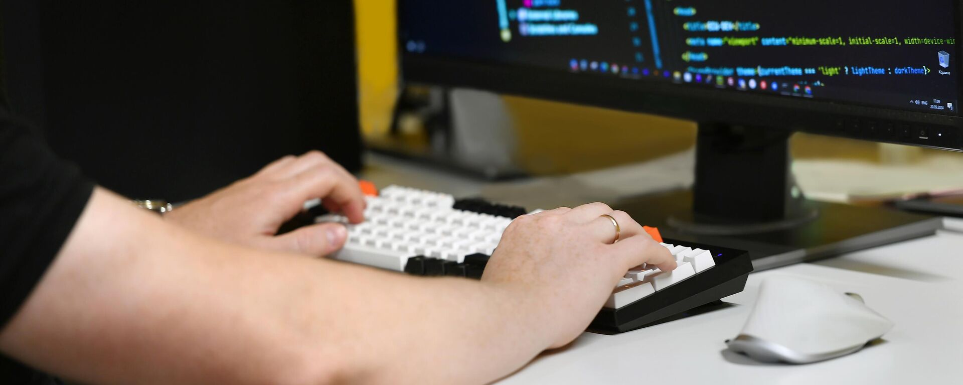 IT cпециалист за работой - Sputnik Ўзбекистон, 1920, 26.09.2025
