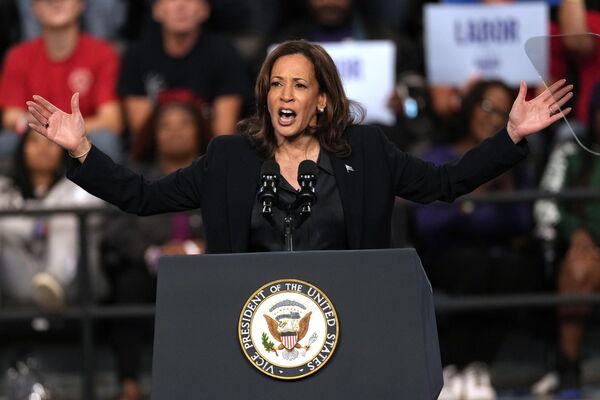 Kamala Xarris Michigan shtatining Flint shahridagi Dort moliya markazida saylovoldi tashviqoti paytida nutq so‘zlamoqda  - Sputnik O‘zbekiston