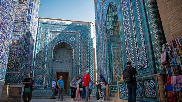 Туристы на территории памятника средневековой архитектуры - комплекса Шахи-Зинда в Самарканде - Sputnik Ўзбекистон