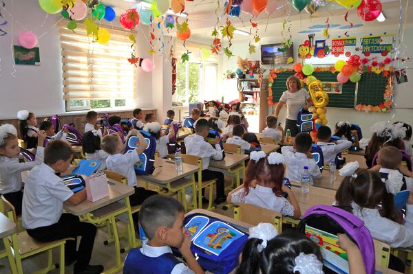 Атмосфера в классах — тоже праздничная. - Sputnik Узбекистан