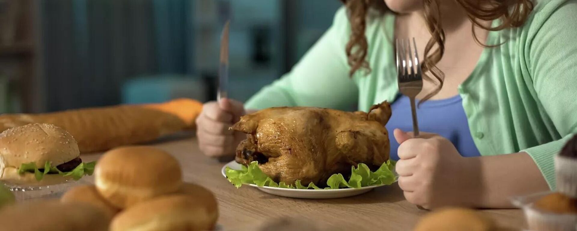 Женщина, страдающая перееданием Женщина, страдающая перееданием - Sputnik Узбекистан, 1920, 06.04.2026