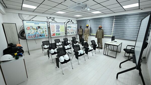 Шавкат Мирзиёев посетил Инженерную школу Алмалыкского горно-металлургического комбината - Sputnik Узбекистан