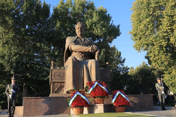 Торжественные мероприятия в городе начались с посещения мавзолея Амира Темура, ведь благодаря Сахибкирану Самарканд обрел всемирную известность и свой памятный день.18 октября 1996 года Самарканд был награжден орденом &quot;Амира Темура&quot;, и этот день стал Днем города. - Sputnik Узбекистан