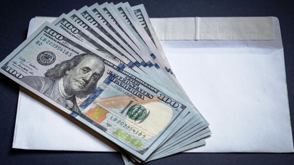 Konvert i dollarovie kupuri - Sputnik O‘zbekiston