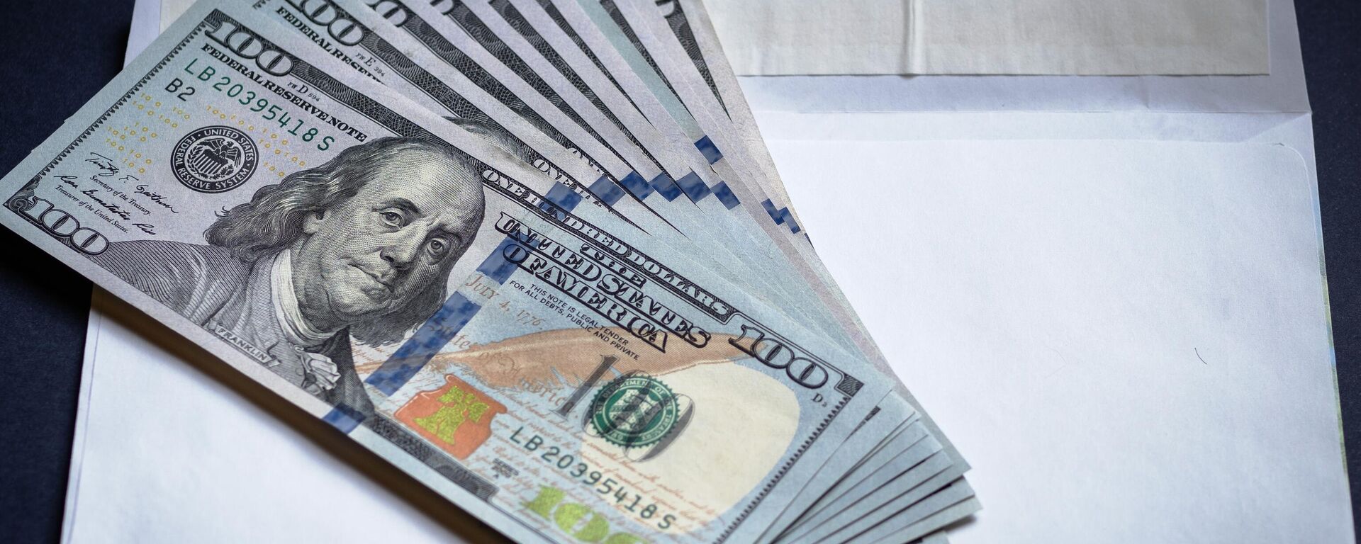 Конверт и долларовые купюры - Sputnik Ўзбекистон, 1920, 14.12.2025