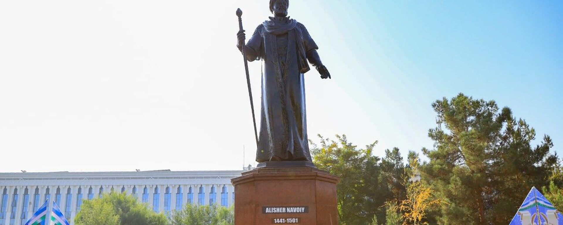 В Фергане возложили цветы к памятнику Алишера Навои - Sputnik Ўзбекистон, 1920, 10.02.2025